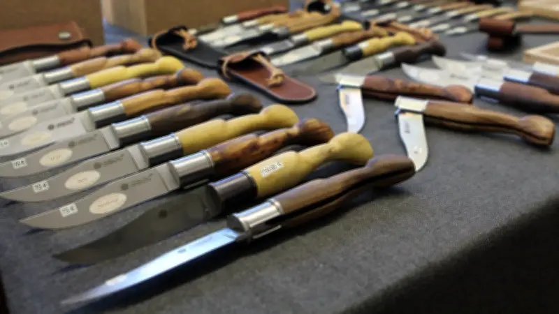 Couteaux zombies et poings américains désormais interdits en France