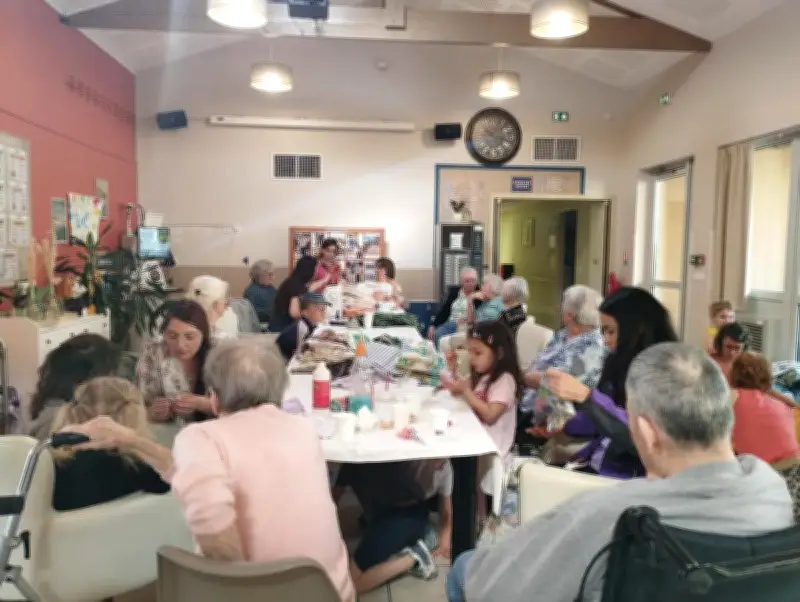 Couture intergénérationnelle : enfants et aînés créent des costumes