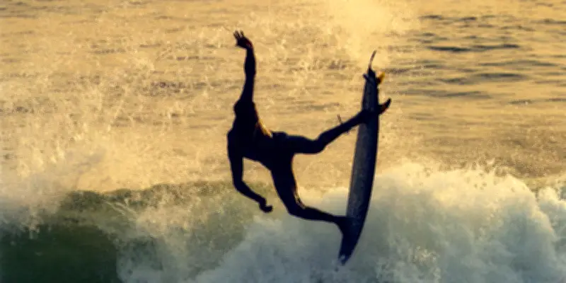 À Dakar, le surf s'impose comme une voie de réussite et une culture urbaine