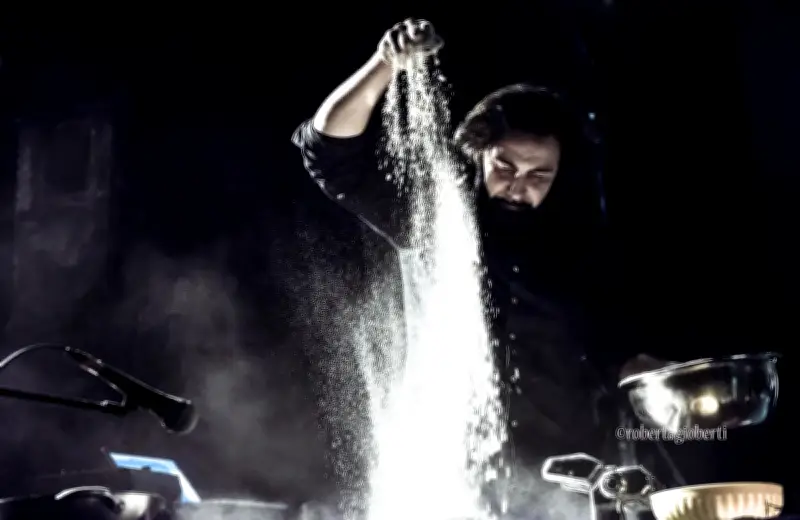 Daniele De Michele célèbre la tradition culinaire italienne dans son spectacle « Cònsolo »