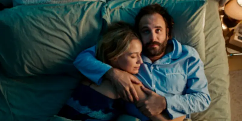 Dans la comédie romantique « La Poupée », une love doll s'éveille et découvre le couple hétéro