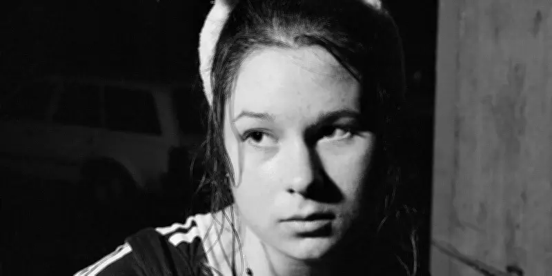 Dans la maison de sa tante, la chaleur est épaisse et les enfants courent partout