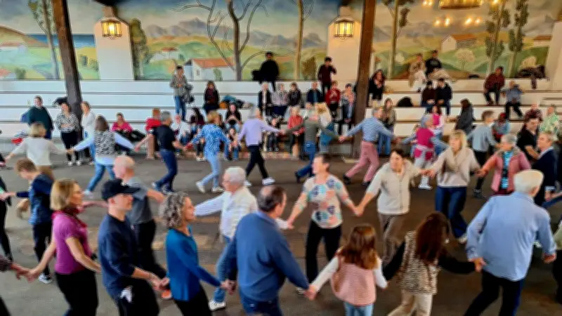 Danses basques à Arcangues : Mutxi'Kool anime la place du fronton