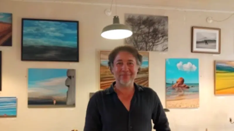 David Klo, l'artiste qui sublime l'instabilité du quotidien à travers ses œuvres poétiques