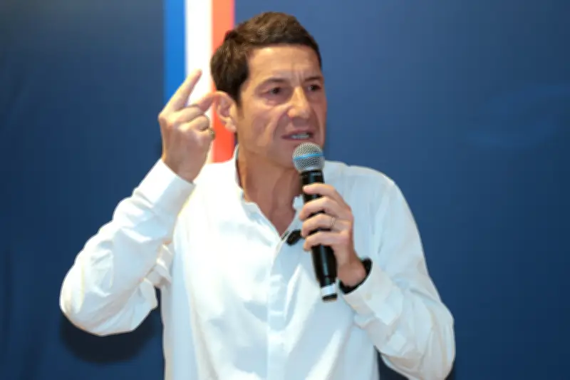 David Lisnard lance sa campagne présidentielle avec une broyeuse contre la bureaucratie