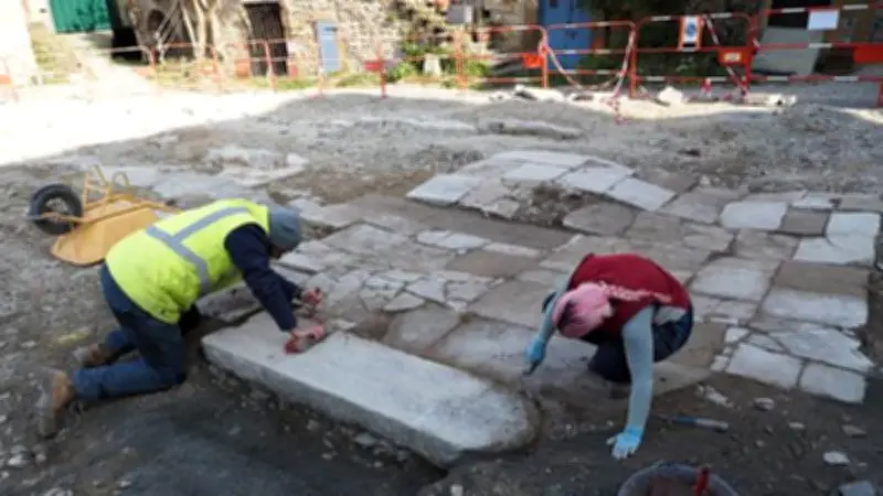 Découverte archéologique à Saint-Georges-de-Luzençon : deux dalles funéraires préservées