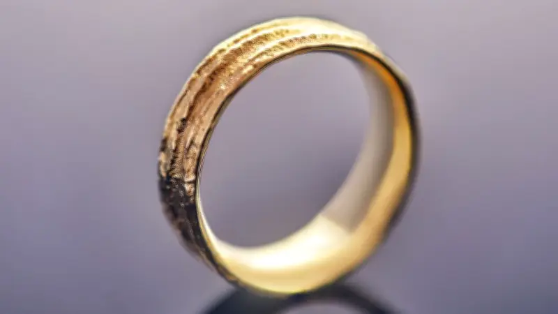 Découverte d'une bague en or vieille de 400 ans avec une inscription émouvante