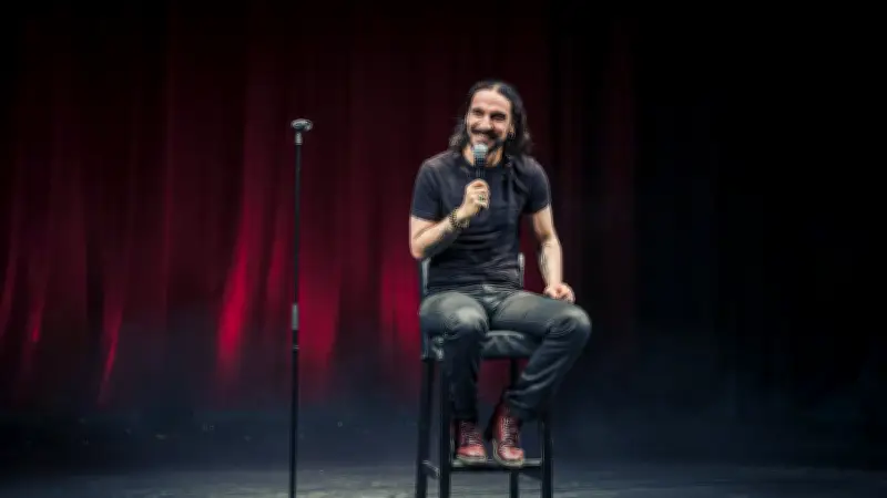 Dedo dévoile son stand-up 'Apocalypse now now' à Bagnols-sur-Cèze avec humour et interaction