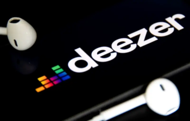 Deezer révèle que près de la moitié des titres mis en ligne sont générés par IA