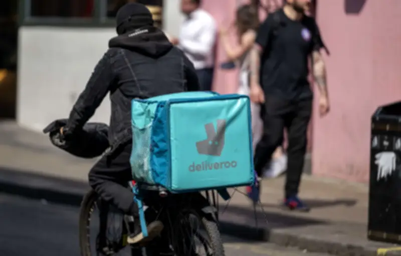 Deliveroo et Uber Eats poursuivis pour traite d'êtres humains et discriminations
