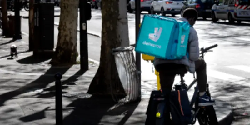 Deliveroo et Uber Eats visés par une plainte pour traite d'êtres humains envers leurs livreurs