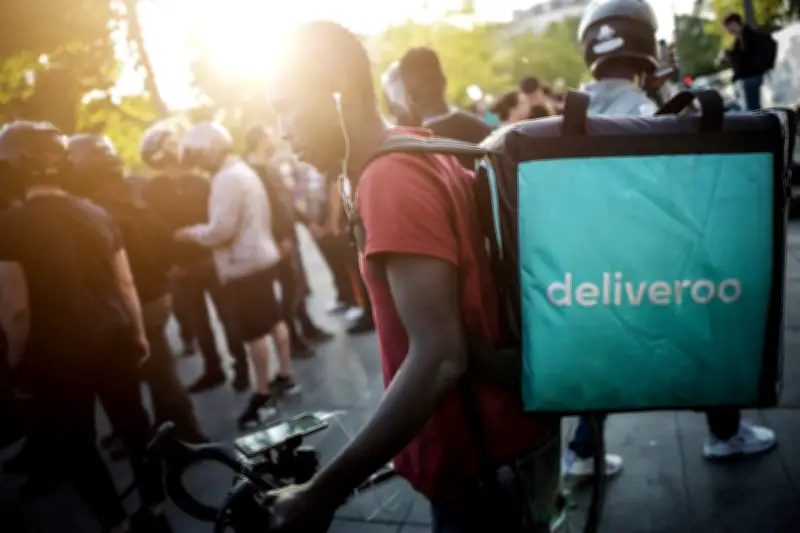 Deliveroo et Uber Eats visés par une plainte pour traite d'êtres humains