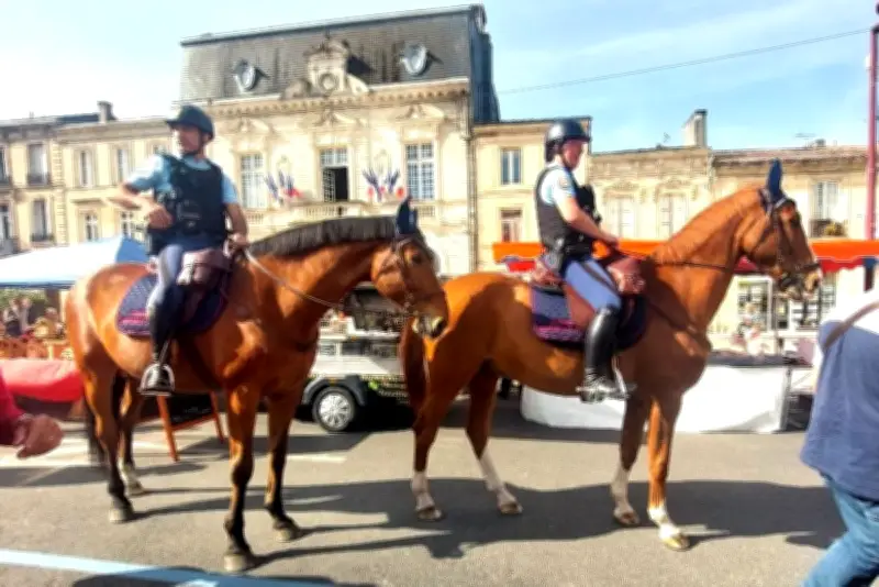 Des cavaliers de la Garde républicaine en visite à Créon