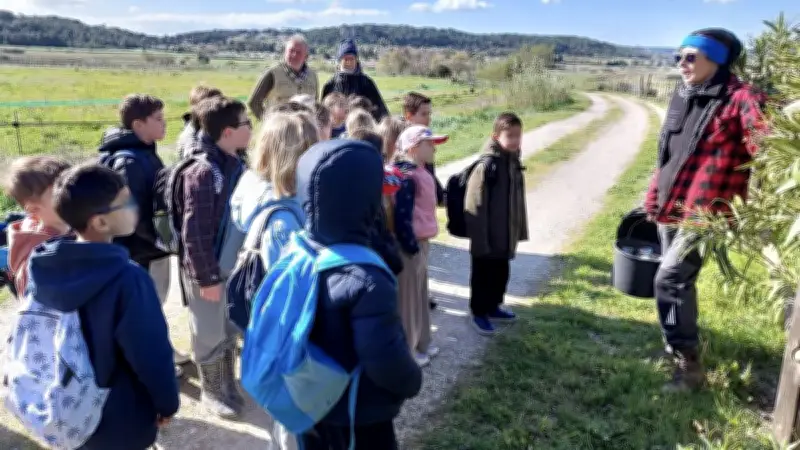 Des écoliers explorent la biodiversité du sol à la ferme des Peyres