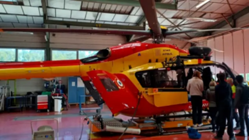 Des collégiens découvrent l'hélicoptère Dragon 34 et la tour de contrôle de Montpellier