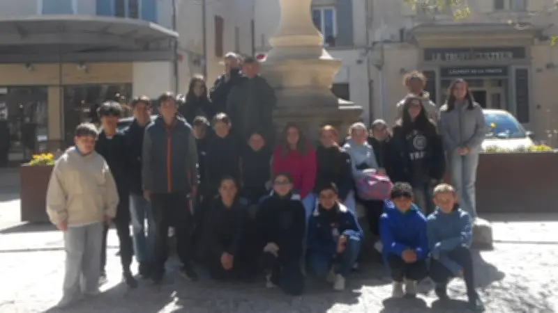 Des collégiens occitanistes explorent la Provence lors d'une sortie pédagogique