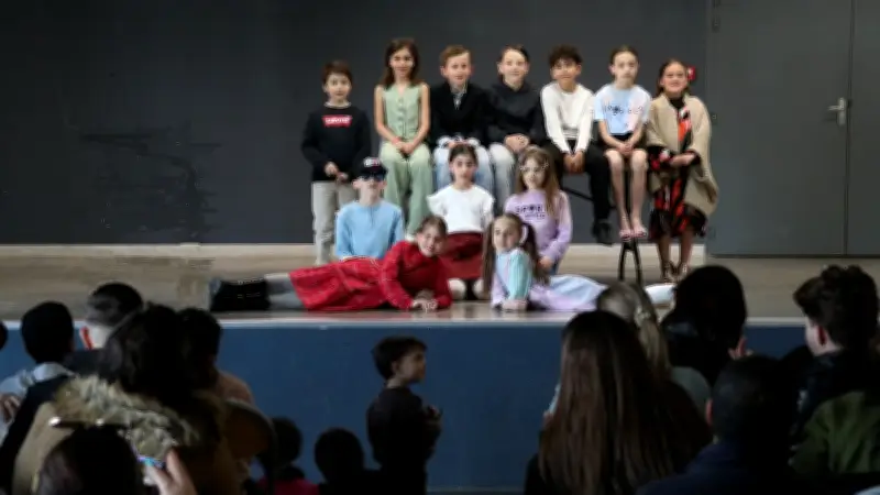 Des élèves de CE2 triomphent sur scène avec une pièce de théâtre humoristique
