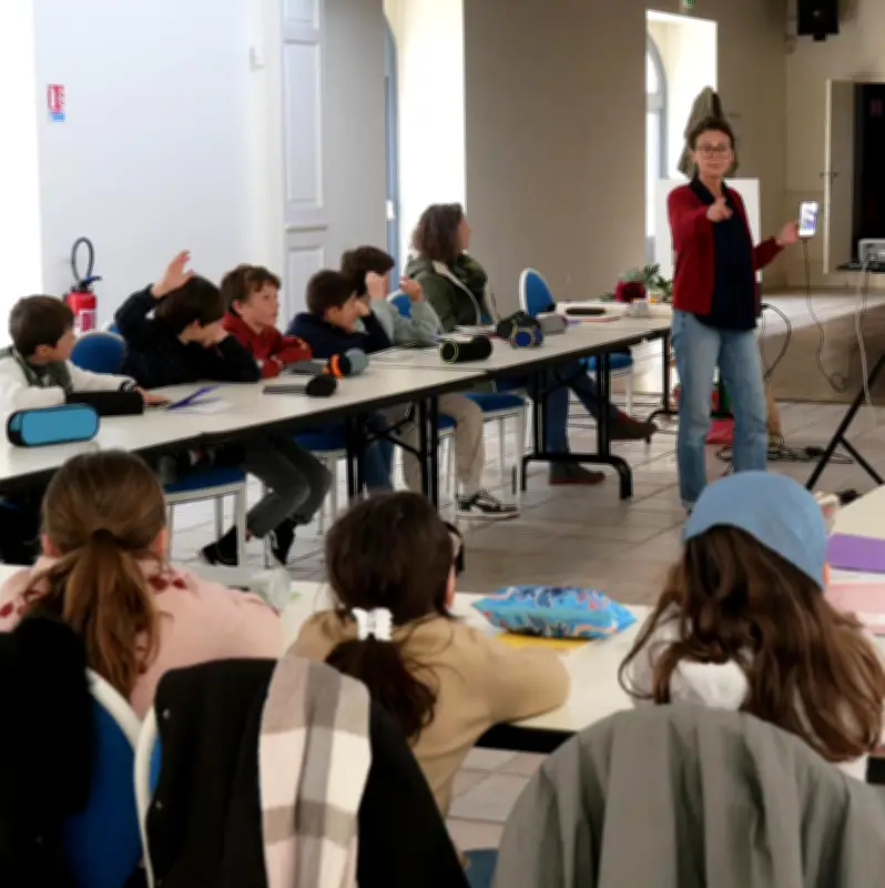 Des élèves de Saint-Pierre-d’Oléron créent une exposition collective mêlant photo et peinture