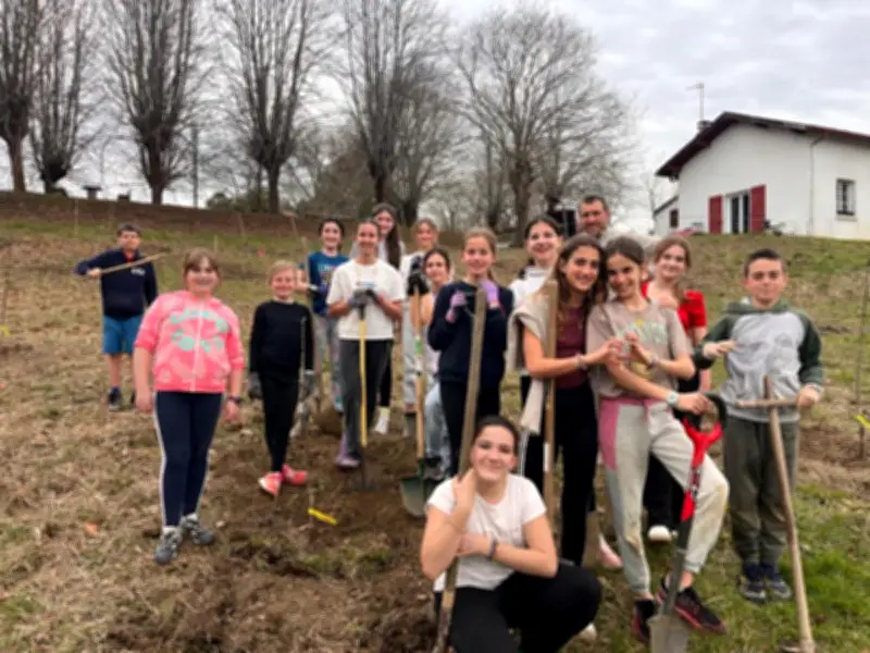 Des élèves plantent un verger pédagogique avec des pommiers locaux à Ustaritz