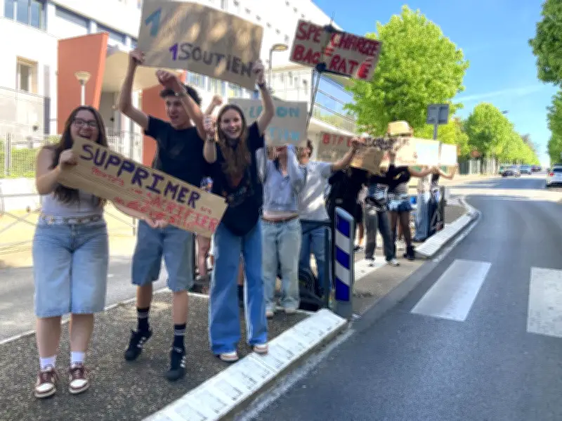 Des lycéens de Périgueux manifestent contre les suppressions de postes
