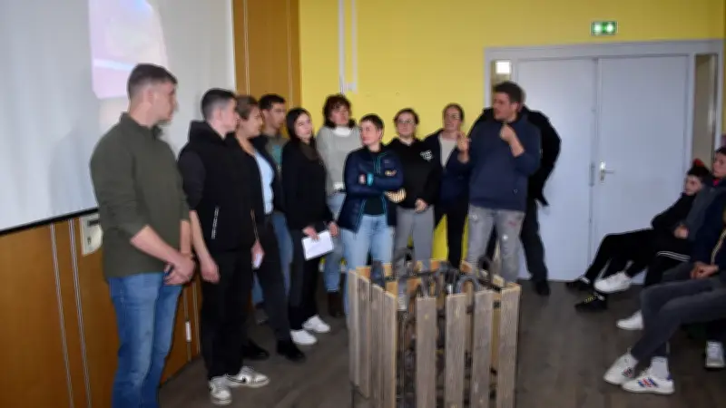 Des lycéens lozériens transforment un conteneur agricole en projet créatif