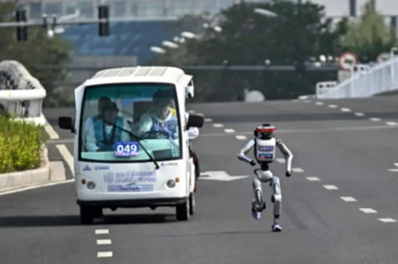 Des robots humanoïdes battent le record du monde humain du semi-marathon à Pékin
