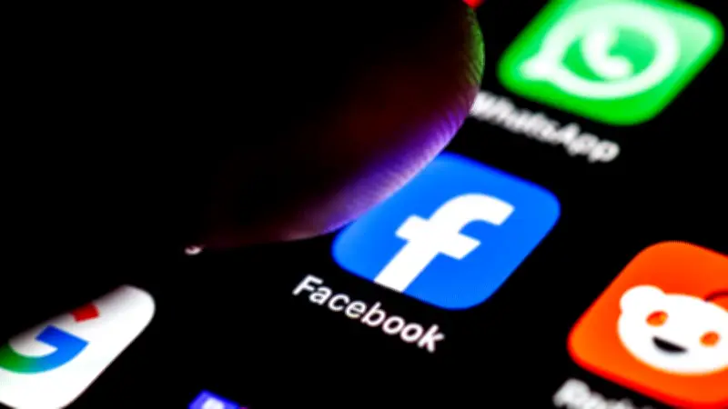 Deuil et réseaux sociaux : le douloureux rappel des comptes des défunts