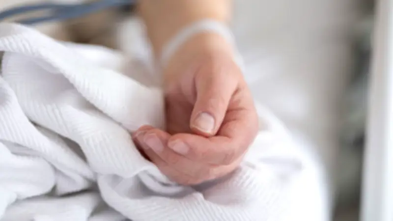 Deux femmes découvrent leur amant commun et s'unissent pour le garder sous assistance vitale