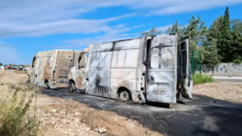 Deux fourgons calcinés découverts près de Montpellier : enquête ouverte