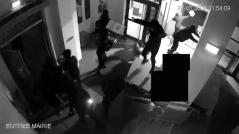 Dégradations à la mairie de Fresnes : dix mineurs mis en examen pour des faits flous