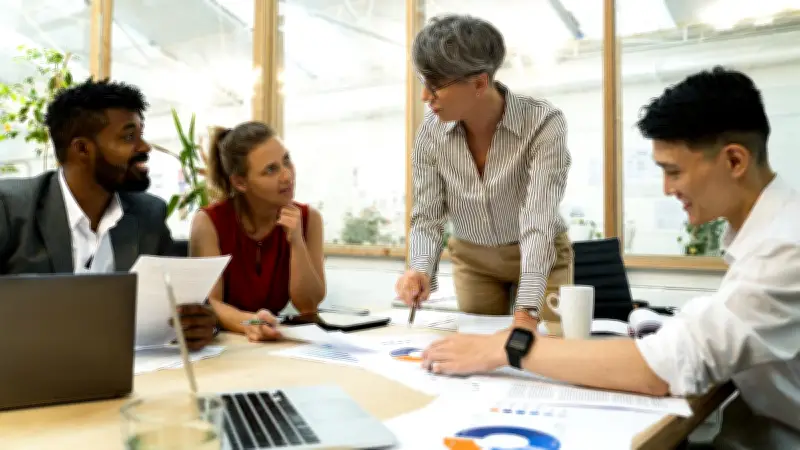 Diplômés Bac+5 en quête d'emploi : la désillusion face à un marché du travail saturé