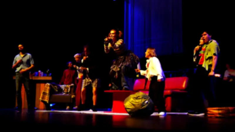 DISCO-NNECTED : les étudiants de Montpellier réinventent Shakespeare avec une adaptation drag