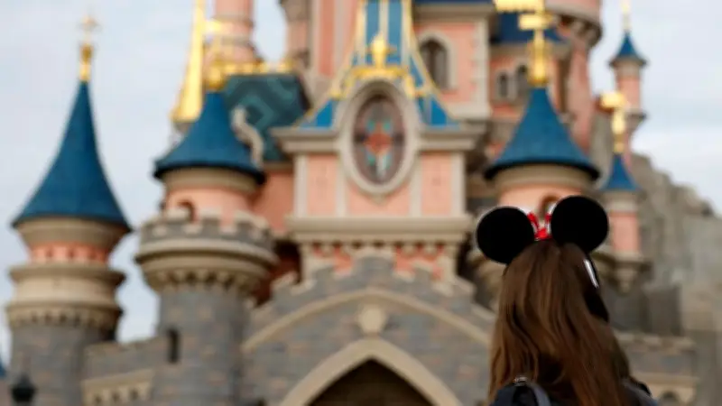 Disneyland Paris sans enfants : pourquoi les adultes fans de parcs Disney sont-ils jugés ?