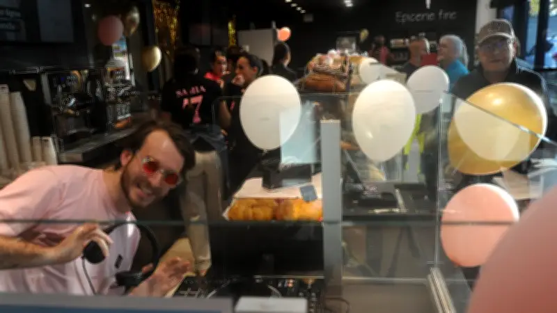 DJ baguette : des boîtes de nuit aux boulangeries, le phénomène viral