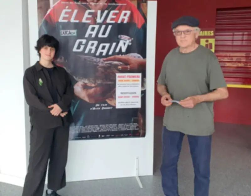 Documentaire « Élever au grain » : un père agriculteur et pilote moto vu par sa fille