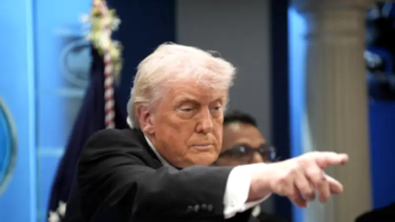 Donald Trump évacué après des tirs au dîner des correspondants à Washington