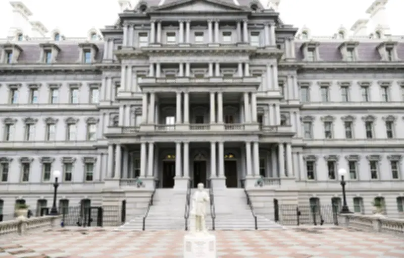 Donald Trump veut peindre un bâtiment historique avec une peinture magique