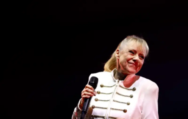 Dorothée triomphe à Paris : une soirée de nostalgie pour les enfants des années 80-90