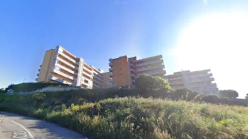 Drame à Catanzaro : une mère se jette du balcon avec ses trois enfants