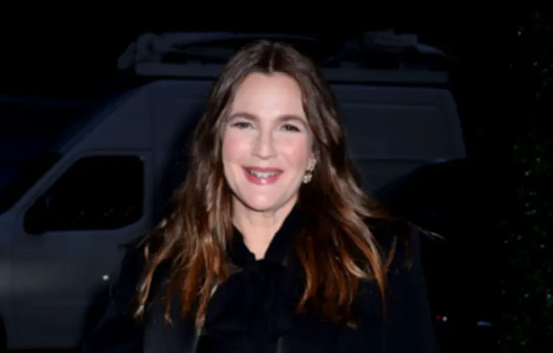 Drew Barrymore éclate en larmes en évoquant les séquelles de ses césariennes