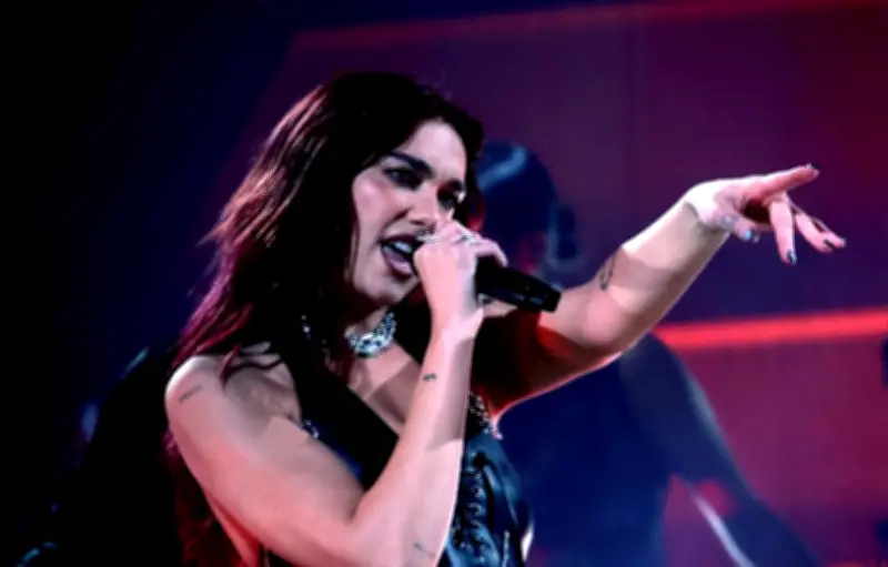 Dua Lipa finance un véhicule médical pour l'Ukraine grâce à une soirée caritative