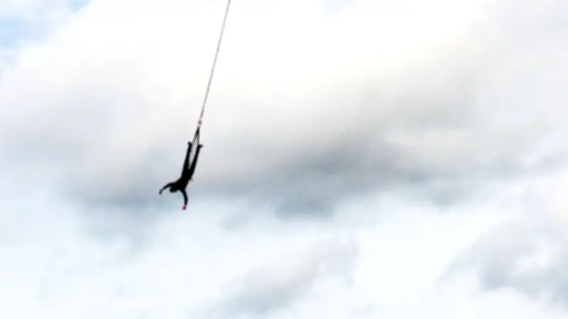 Elle meurt en tentant un selfie après un saut à l'élastique