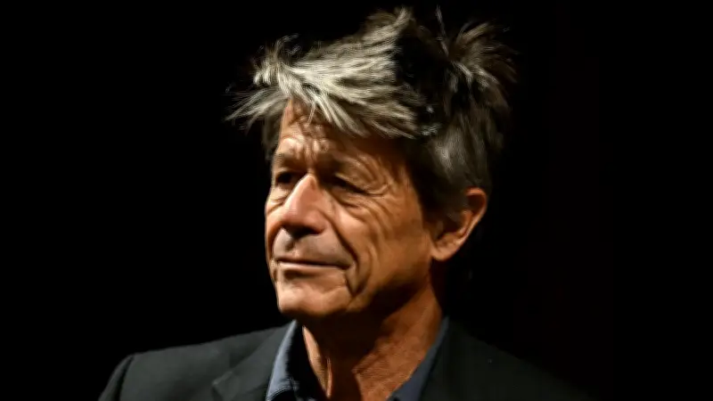 Emmanuel Carrère : "Kolkhoze", un livre de deuil apaisé sur sa mère