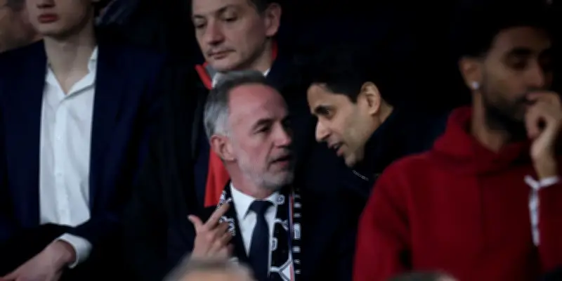 Emmanuel Grégoire aux côtés de Nasser Al-Khelaïfi lors du PSG-Toulouse : symbole de discussions sur le Parc des Princes