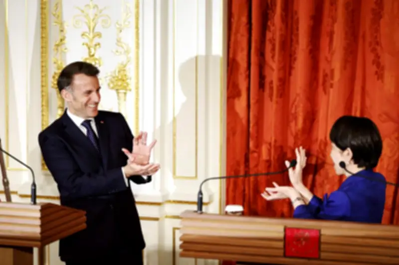 Emmanuel Macron et Sanae Takaichi exécutent un « Kame Hame Ha » lors d'une conférence de presse au Japon