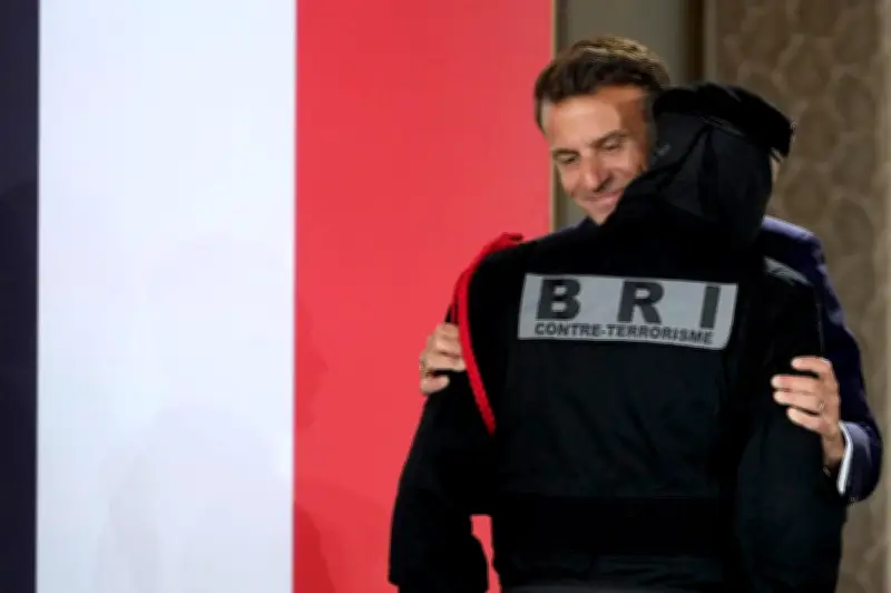 Emmanuel Macron honore 61 héros des attentats de 2015 avec la Légion d'honneur