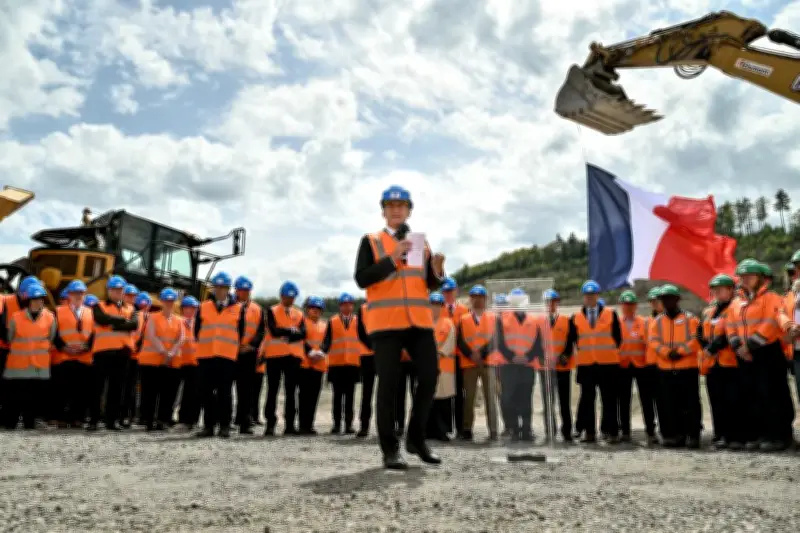 Emmanuel Macron promeut la 'méthode Notre-Dame' pour dynamiser les projets industriels