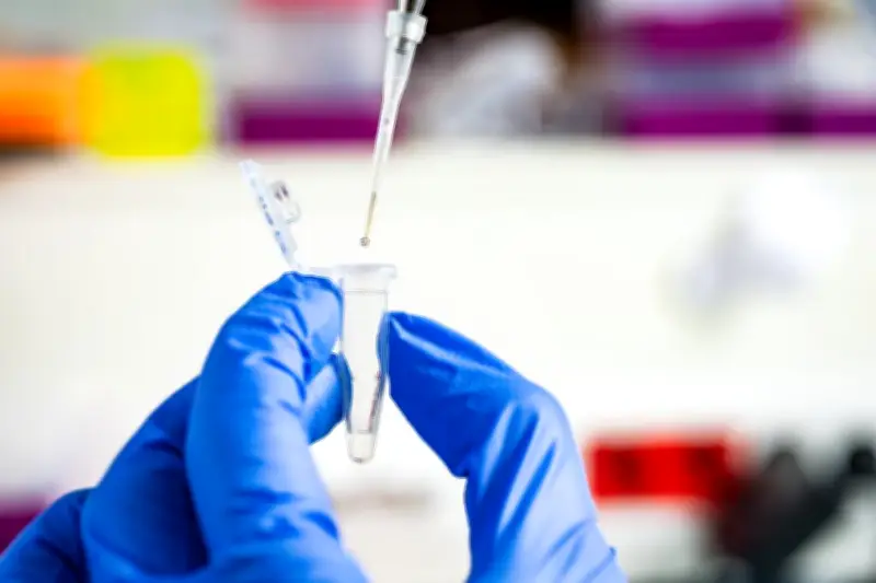 Emmanuel Macron teste l'ADN pour renforcer la sécurité informatique