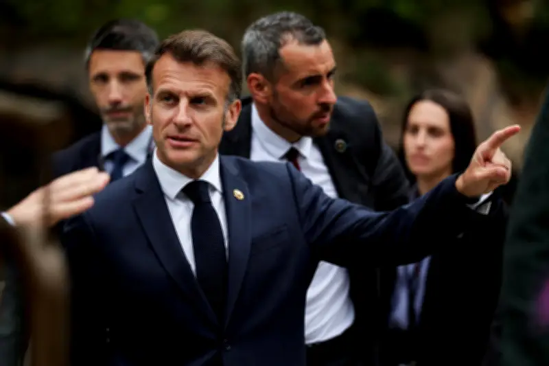 Emmanuel Macron : triple faute en une phrase entre grossièreté et politique