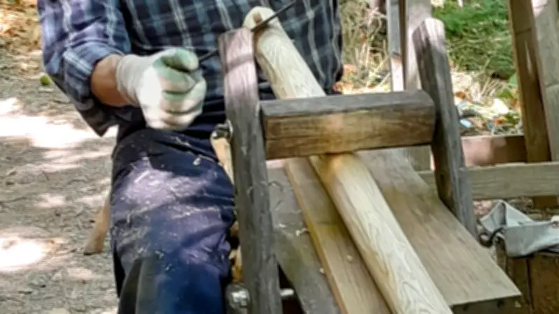 En forêt : une association ardéchoise transmet les savoir-faire manuels au cœur de la nature